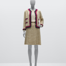 Gabrielle Chanel, Suit, wool tweed, braid, silk and metal. AutumnWinter 1964 © CHANEL Photo Nicholas Alan Cope Gabrielle Chanel, Suit, wool tweed, braid, silk and metal. AutumnWinter 1964 © CHANEL Photo Nicholas Alan Cope